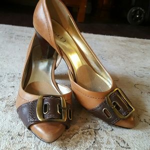 Leather bown buckle mid heel shoes