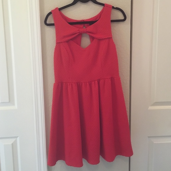 Red sweetheart dress with a bow accent - Picture 1 of 4