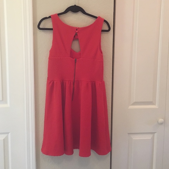 Red sweetheart dress with a bow accent - Picture 2 of 4
