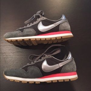 Nike Internationalist Women's Sneakers