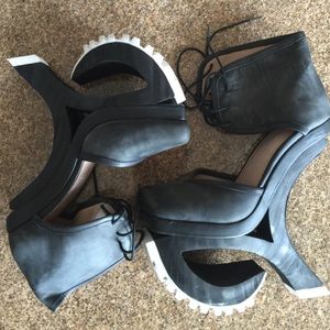 Alleviate Black White Platform