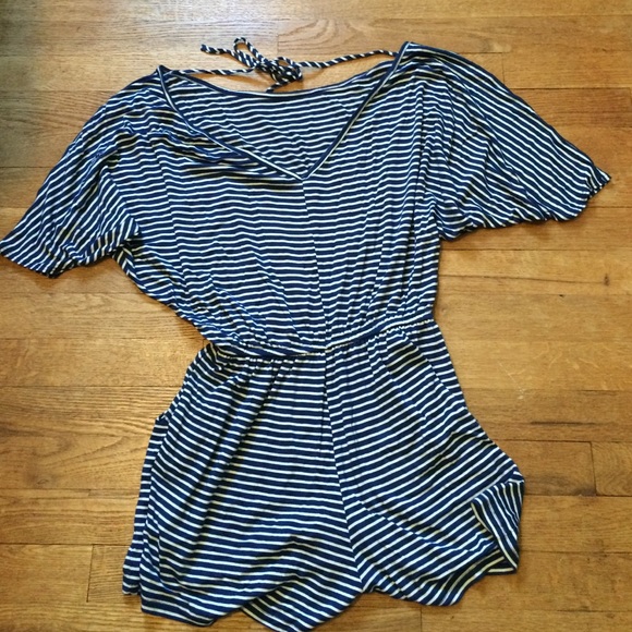 Navy & cream stripe romper low back pockets small - Picture 3 of 4