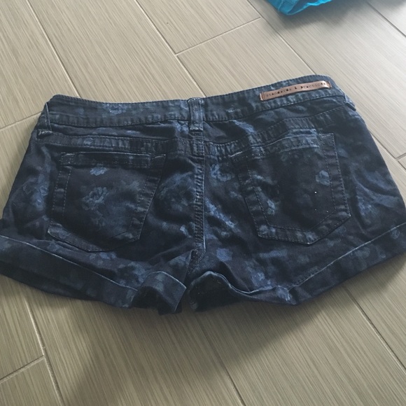 Navy shorts with floral pattern - Picture 2 of 3