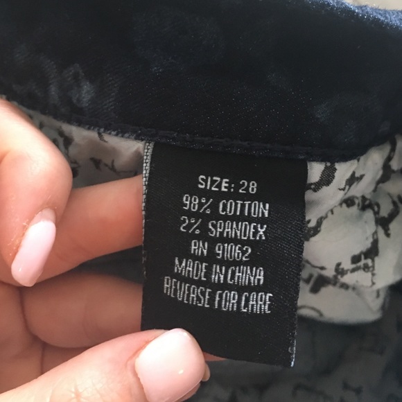 Navy shorts with floral pattern - Picture 3 of 3