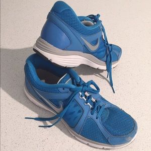 NIKE DUAL FUSION SNEAKERS