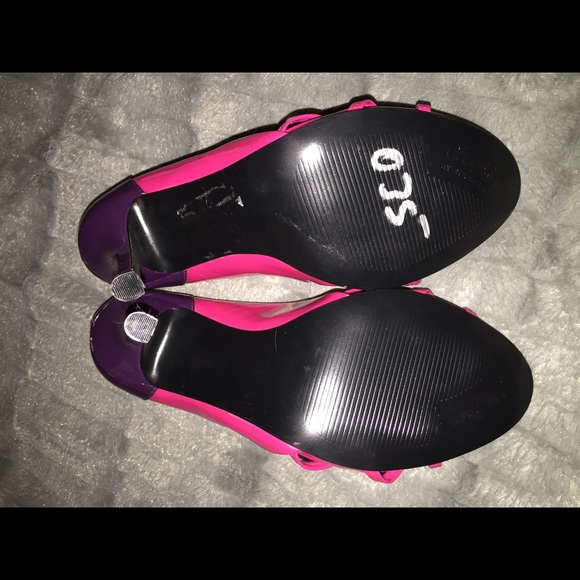 Brand new Guess Strappy sandals - Picture 4 of 4