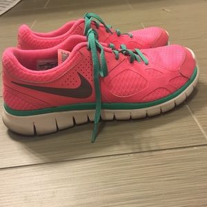 Nike Fitsole pink tennis shoes!