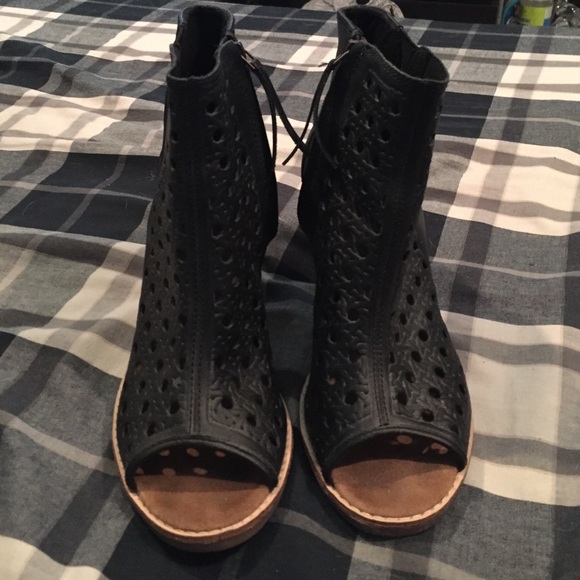 TOMS Shoes - Black Toms Booties