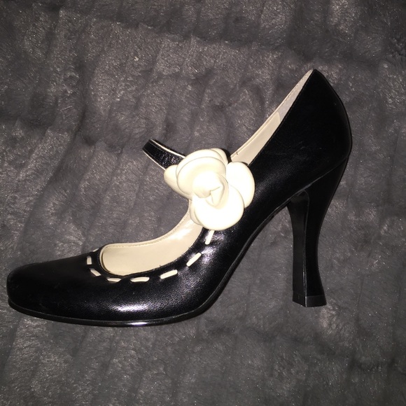 New BCBG girls closed toe unique pumps