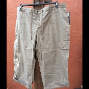 Eye Catching Style & Co Khaki Capris - 24W - D