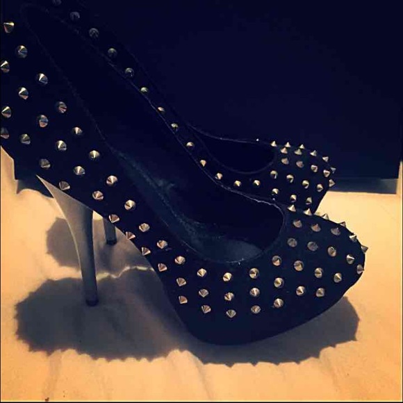 Spiked black pumps