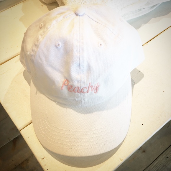Brandy Melville Accessories - BNWT white peachy 🍑 baseball cap