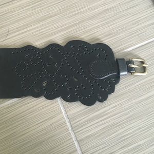 Stylish black waist belt!