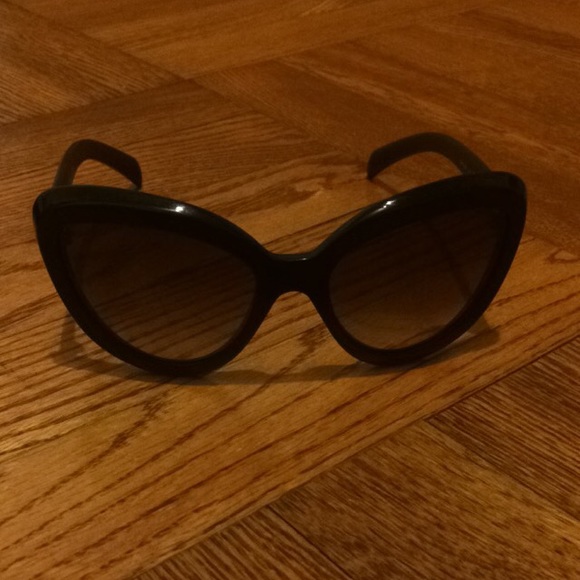 Prada sunglasses (100% authentic)