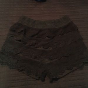 Justify Size L ruffled crochet shorts