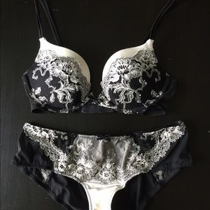 Victoria Secret Lace Black & White Bra Panties 32B