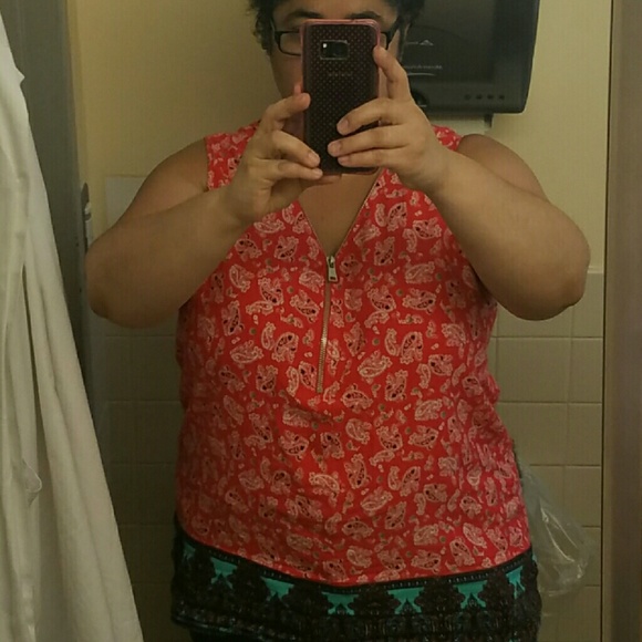 ZIP FRONT TOP NWT ⬇ - Picture 3 of 4