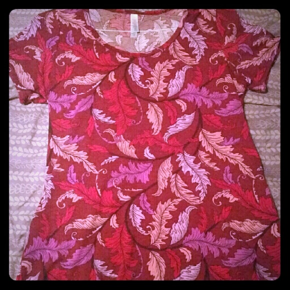 LulaRoe Small Classic T - Picture 1 of 2