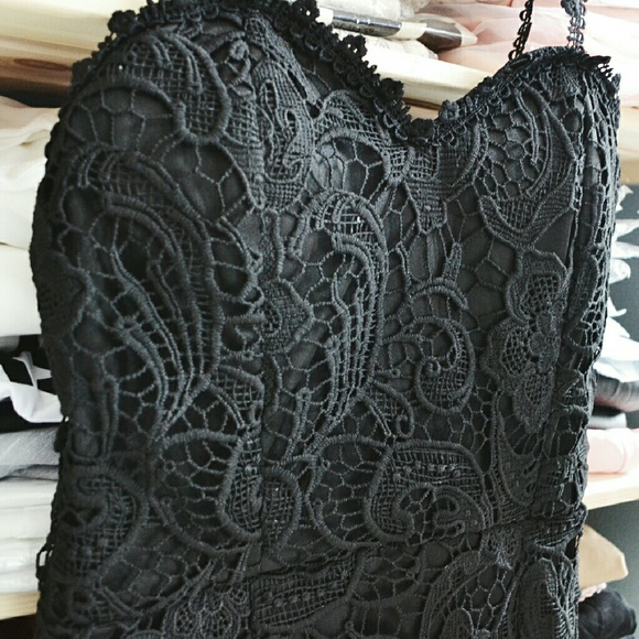 🆕 💕Premium Lace Bodycon Midi Dress💕 - Picture 3 of 4