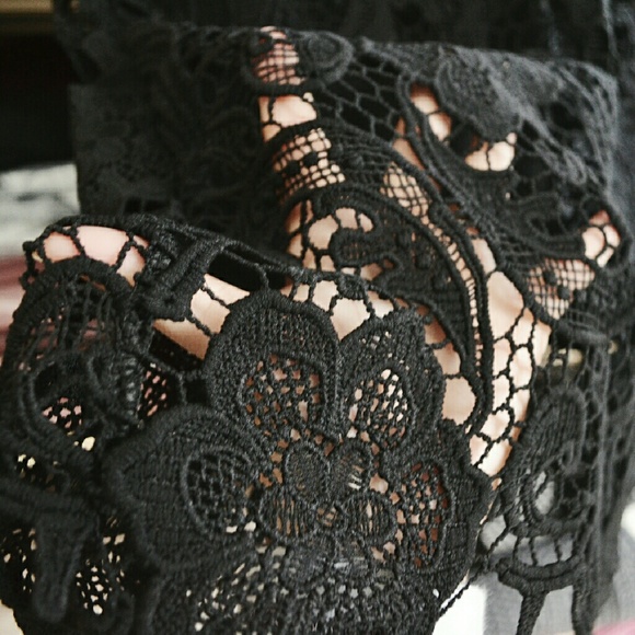 🆕 💕Premium Lace Bodycon Midi Dress💕 - Picture 4 of 4