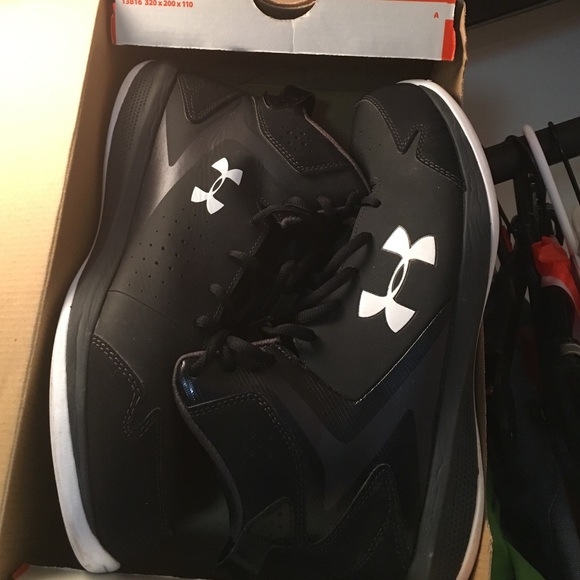 basketball sneakers under armour