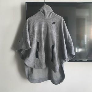 Nike Performance Fleece Cape in Grey