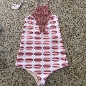 (NWOT) acacia teahupo'o one piece tribal ombre