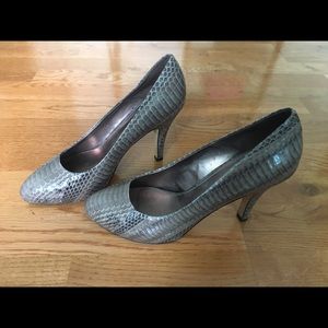 Isola snakeskin grey / tannish pumps size 7.5