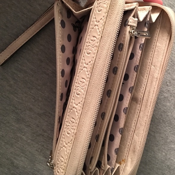 Guess Wallet - Picture 2 of 3