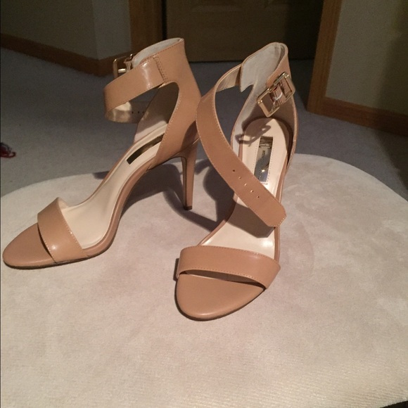 Nude strap sandals! 🌸