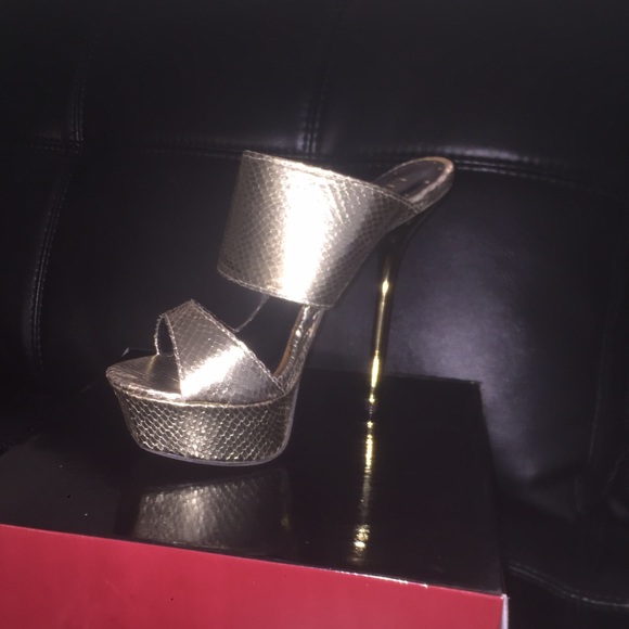 High gold heels. Brand new sz 7