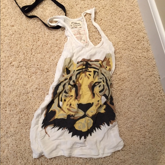 White tank with lion on the front