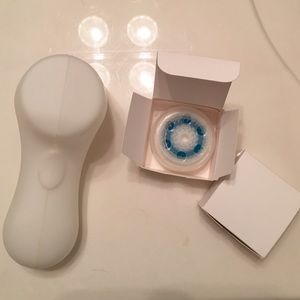 Clarisonic Travel Case, 2 Clarisonic brush heads