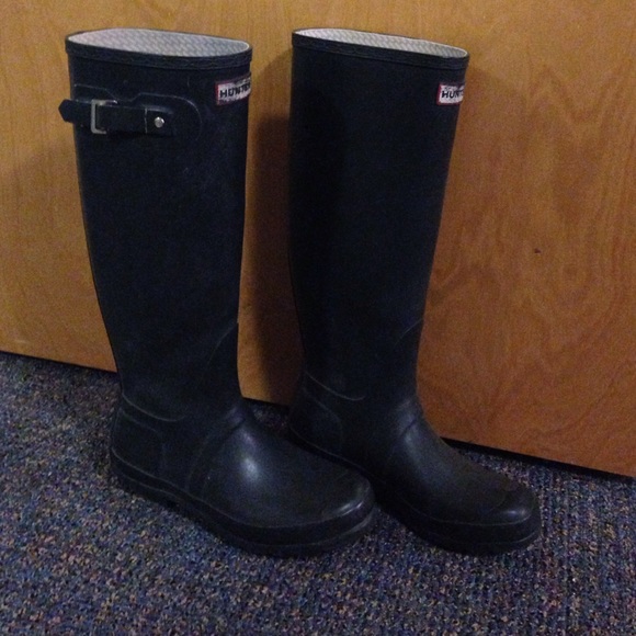 Matte dark green Hunter rain boots