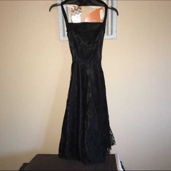 Halter lace full skirt party dress - Picture 2 of 4