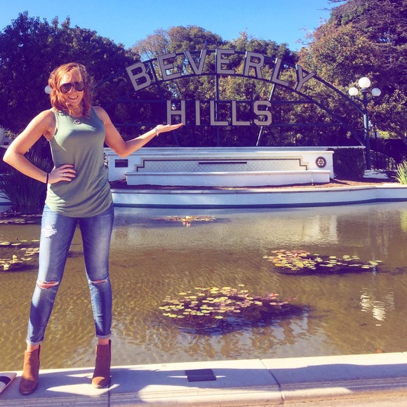 Meet your Posher, Megan - Picture 2 of 4