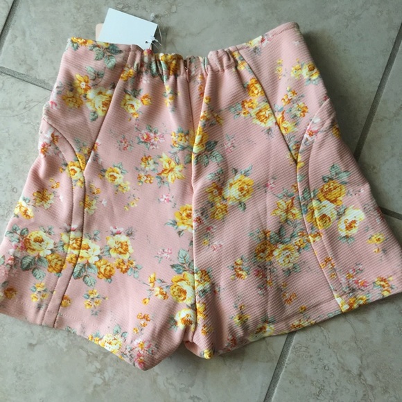 Liz Lisa pink floral shorts - Picture 3 of 3