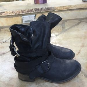 BREWZZER Black leather Steve Madden boots