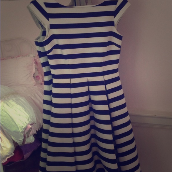 Kate spade size 2 navy and white