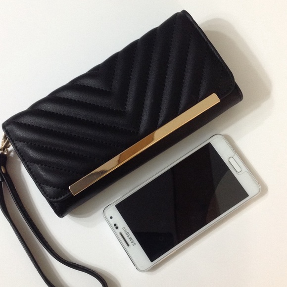 Boutique Handbags - Black Chevron Embossed Wallet/Wristlet