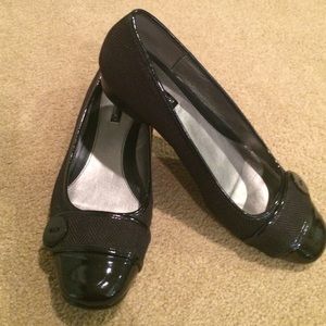 Bandolino black fabric and patent leather flats