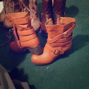 six 5.5 boots with small heel only worn once!