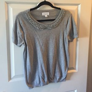 Short sleeves sweater with jeweled collar detail