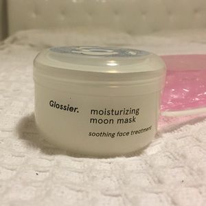 Glossier moisturizing moon mask