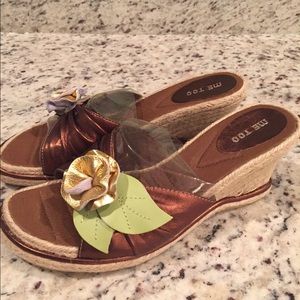 Cute bronze wedges with green flower !NWT