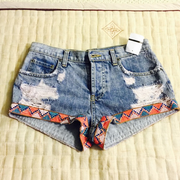 🎉Flash Sale🎉LF tribal distressed denim shorts