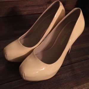 Pour La Victiore nude heels
