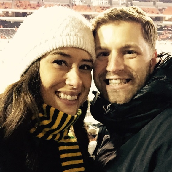 Hi! I'm Mia. Welcome to my closet. - Picture 2 of 4