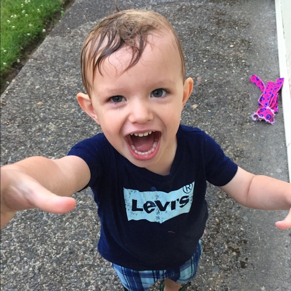 Hi! I'm Mia. Welcome to my closet. - Picture 3 of 4