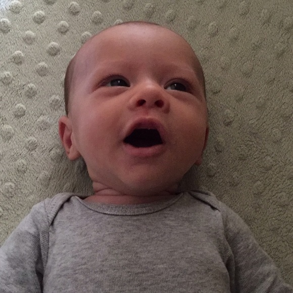 Hi! I'm Mia. Welcome to my closet. - Picture 4 of 4